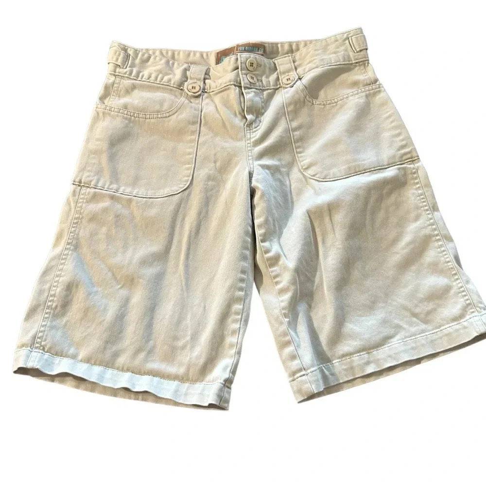 Fox women's size 9 bermuda cream shorts Waist 17", inseam 11", rise 9"